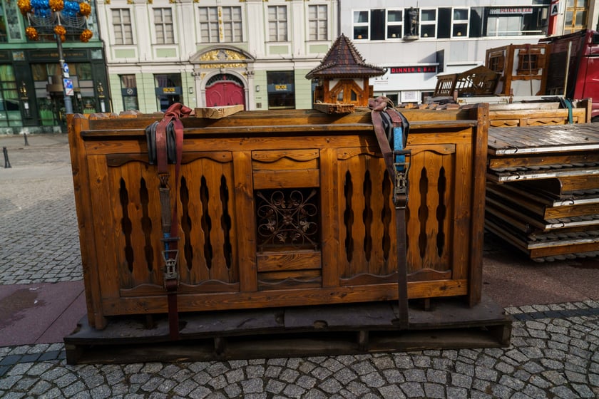 Ustawianie Jarmarku Bożonarodzeniowego