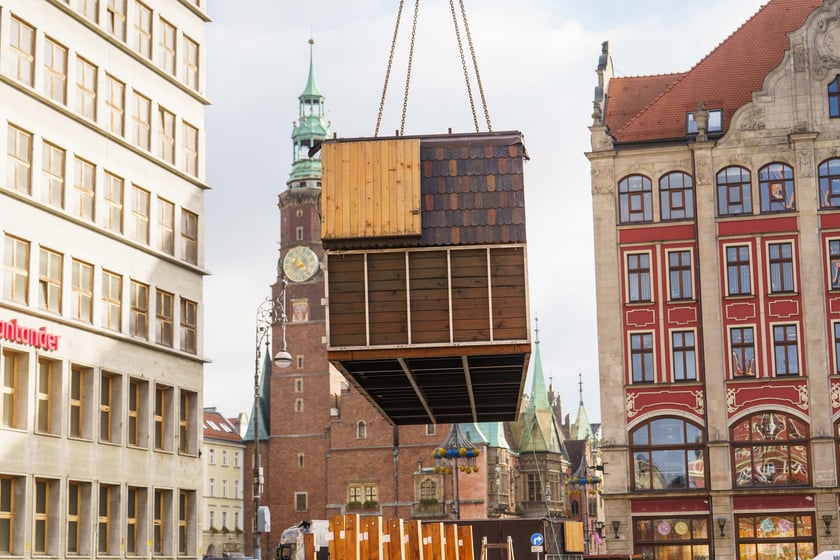 Ustawianie Jarmarku Bożonarodzeniowego