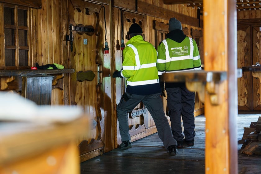Ustawianie Jarmarku Bożonarodzeniowego