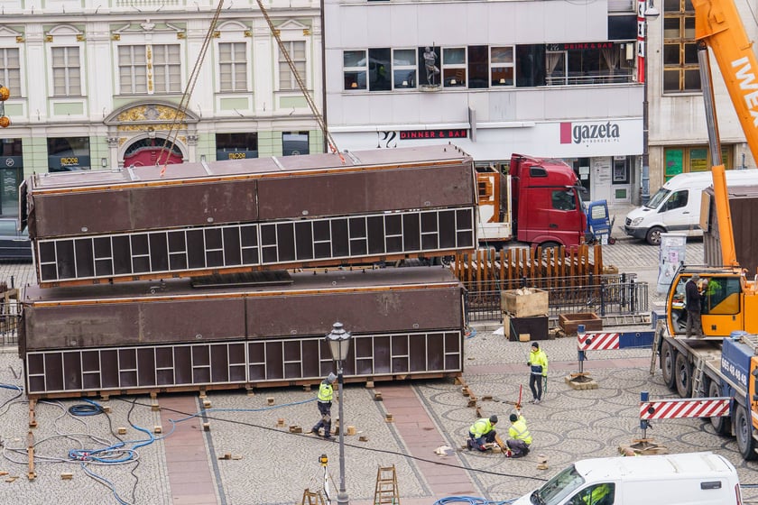 Ustawianie Jarmarku Bożonarodzeniowego