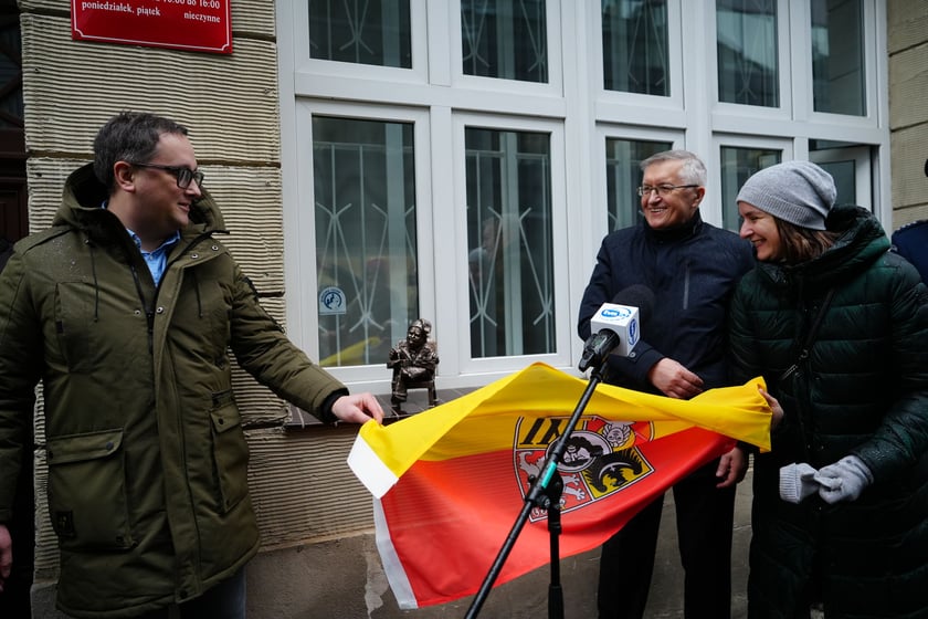 Odsłonięcie Krasnala Praw Człowieka przy biurze Pełnomocnika Terenowego Rzecznika Praw Obywatelskich we Wrocławiu przy ul. Wierzbowej 5