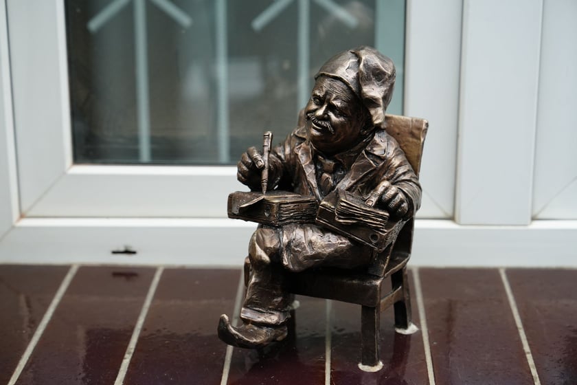 Odsłonięcie Krasnala Praw Człowieka przy biurze Pełnomocnika Terenowego Rzecznika Praw Obywatelskich we Wrocławiu przy ul. Wierzbowej 5