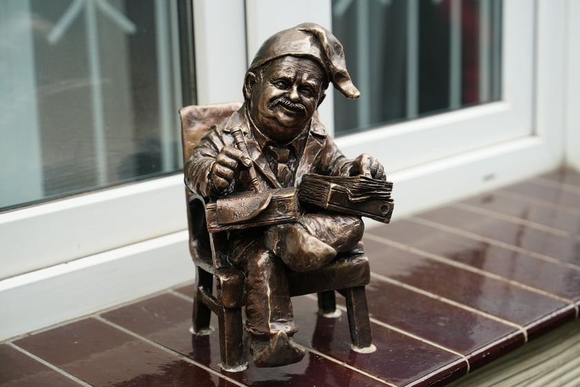 Odsłonięcie Krasnala Praw Człowieka przy biurze Pełnomocnika Terenowego Rzecznika Praw Obywatelskich we Wrocławiu przy ul. Wierzbowej 5