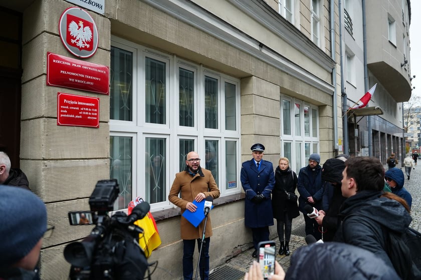 Odsłonięcie Krasnala Praw Człowieka przy biurze Pełnomocnika Terenowego Rzecznika Praw Obywatelskich we Wrocławiu przy ul. Wierzbowej 5