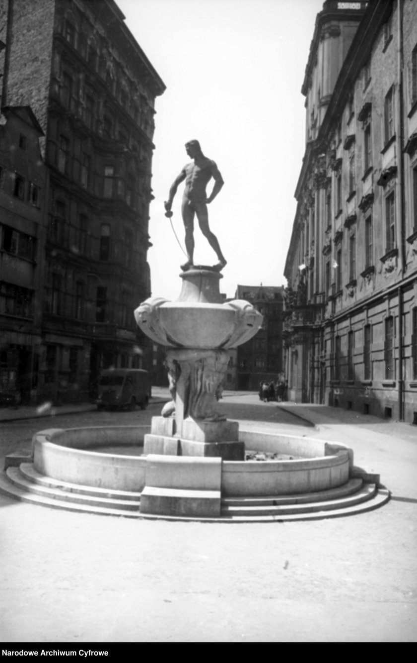 Wrocław w 1950 roku. Szermierz