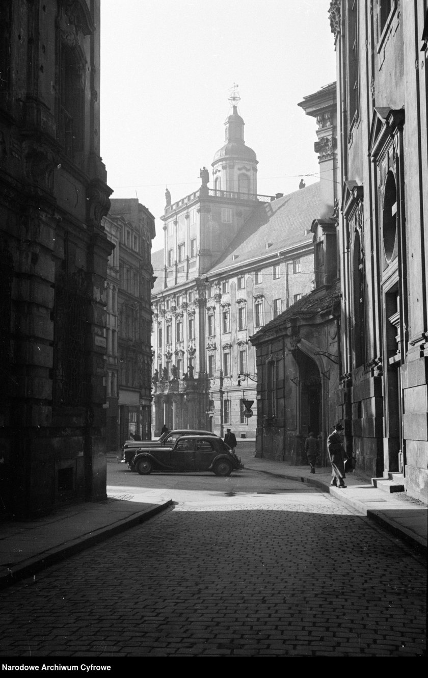 Widok na budynek Uniwersytetu Wrocławskiego