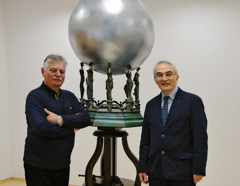 Od lewej strony: artysta rzeźbiarz Stanisław Wysocki i Jerzy Kraśniewski, prezes DH Feniks.
