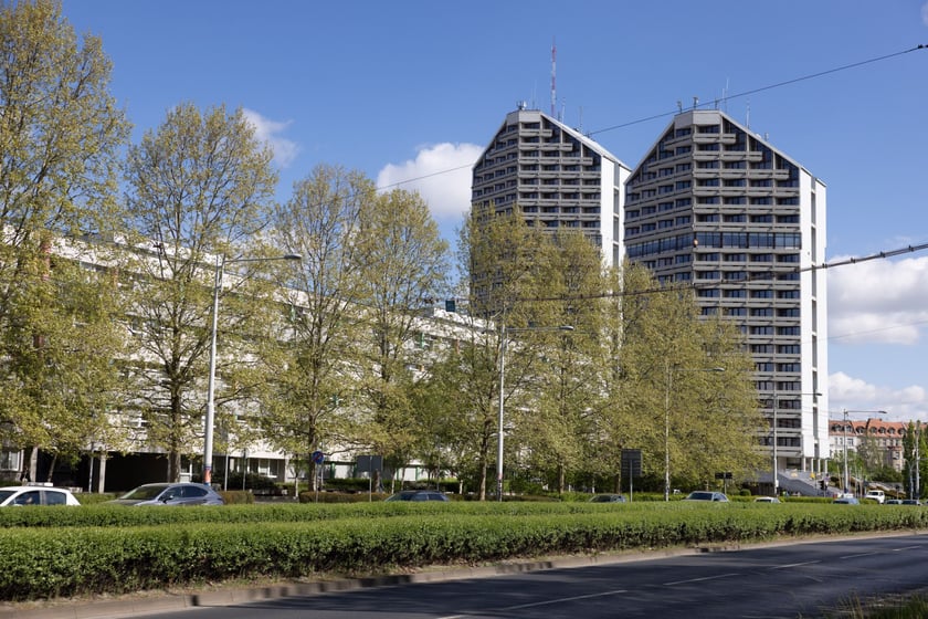 Akademiki Kredka i Oł&oacute;wek, za drzewami akademik Parawanowiec