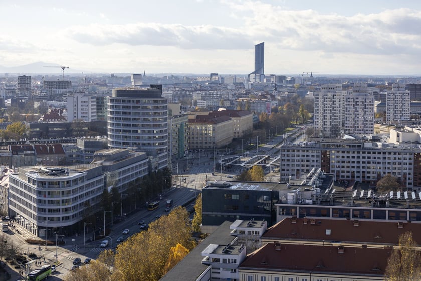 Widok z akademika Kredka na pl. Grunwaldzki, w oddali widać też Sky Tower