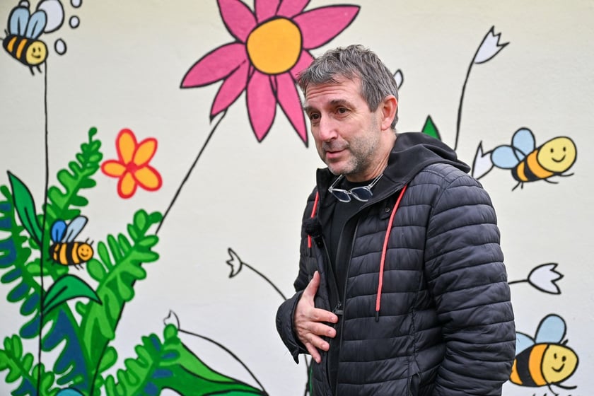Andrzej Tylkowski na tle nowego muralu&nbsp;