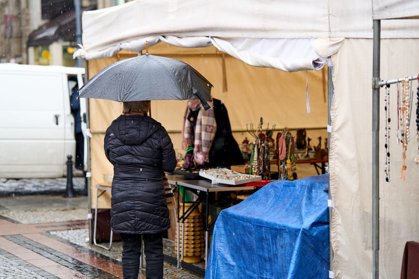 Giełda staroci pod katedrą św. Marii Magdaleny. Wrocław, 6-8.12.2024