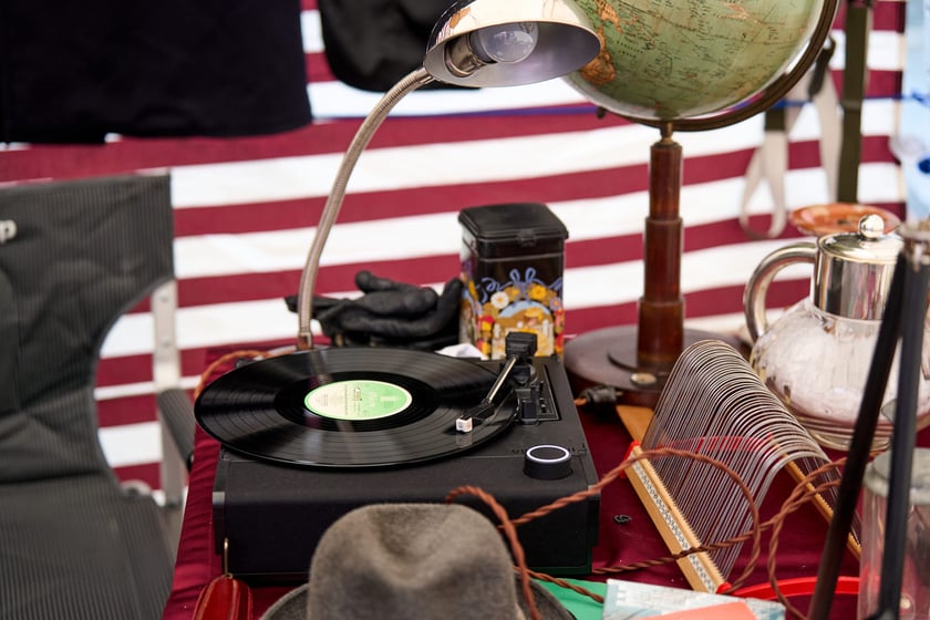 Giełda staroci pod katedrą św. Marii Magdaleny. Wrocław, 6-8.12.2024