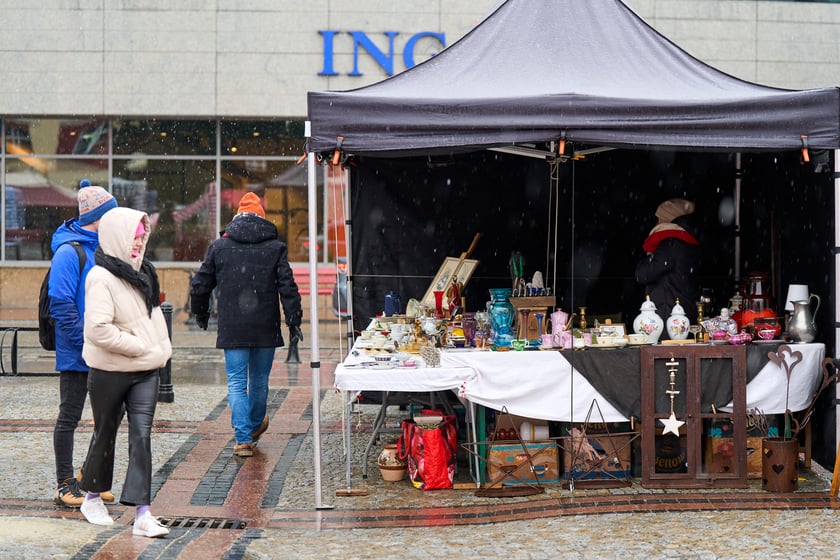 Giełda staroci pod katedrą św. Marii Magdaleny. Wrocław, 6-8.12.2024