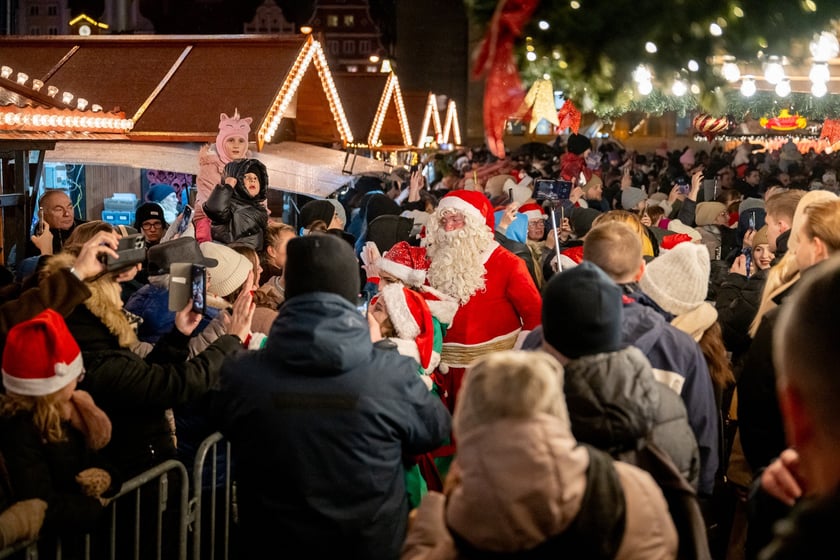 Mikołajki na wrocławskim Rynku. Mikołaj, elfy, jarmark i rozświetlona choinka
