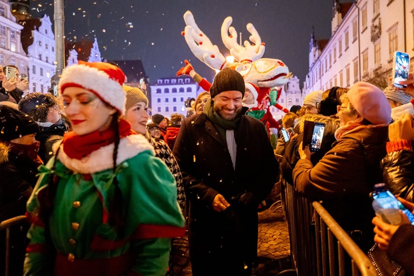 Mikołajki na wrocławskim Rynku. Mikołaj, elfy, jarmark i rozświetlona choinka