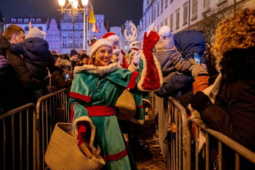 Mikołajki na wrocławskim Rynku. Mikołaj, elfy, jarmark i rozświetlona choinka
