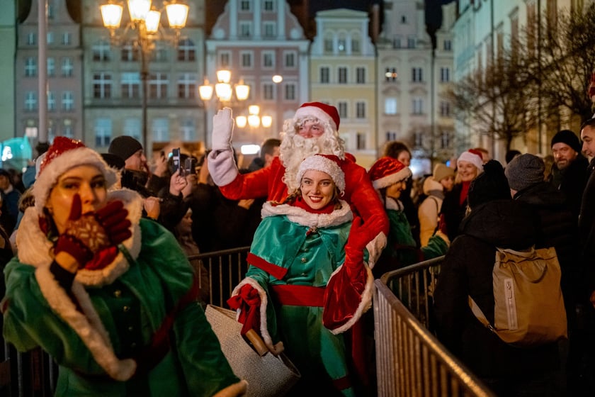 Mikołajki na wrocławskim Rynku. Mikołaj, elfy, jarmark i rozświetlona choinka
