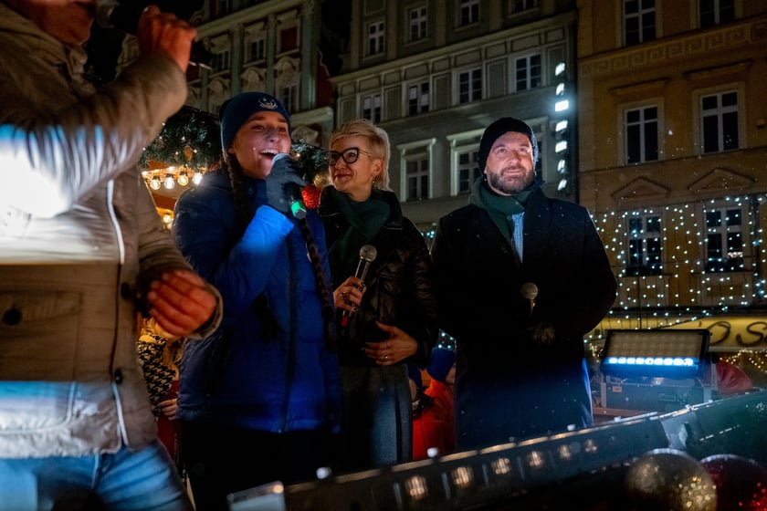 Mikołajki na wrocławskim Rynku. Mikołaj, elfy, jarmark i rozświetlona choinka