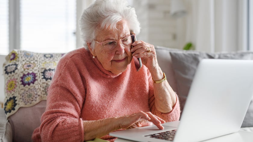 Co to jest bon senioralny?
Bon senioralny to nowe świadczenie. Pozwala sfinansować usługi opiekuńcze w miejscu zamieszkania seniora. Chodzi o pomoc w codziennych czynnościach, kontakt z otoczeniem, pomoc w przygotowaniu i spożywaniu posiłk&oacute;w.