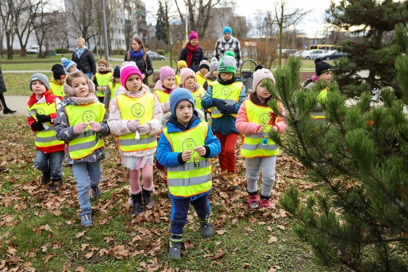 Dzieci z Przedszkola nr 17 na wrocławskim Zakrzowie ubrały choinkę w Parku Jedności - 18.12.2024