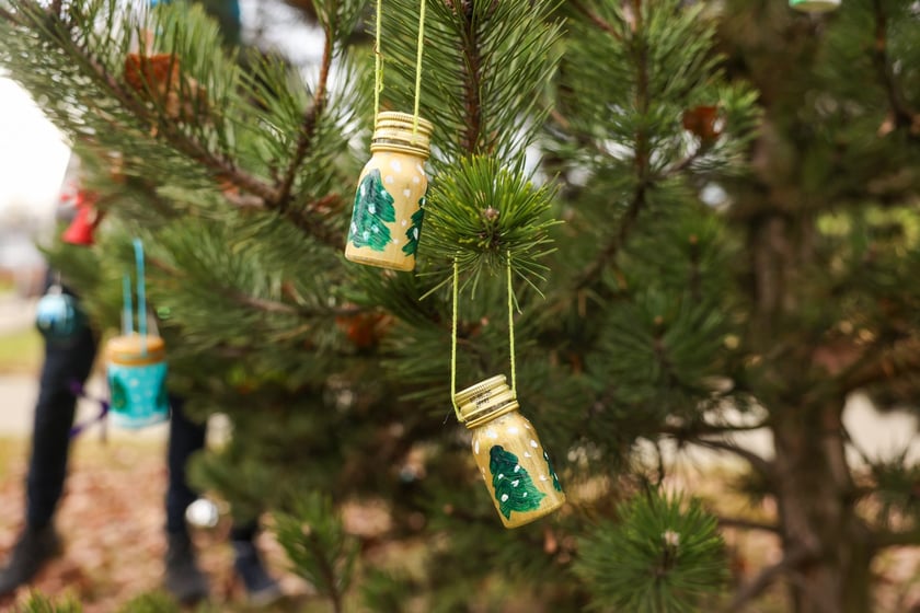 Dzieci z Przedszkola nr 17 na wrocławskim Zakrzowie ubrały choinkę w Parku Jedności - 18.12.2024