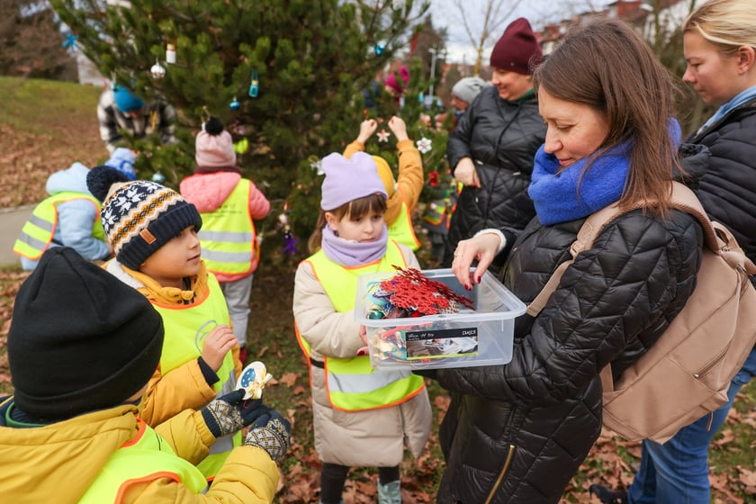 Dzieci z Przedszkola nr 17 na wrocławskim Zakrzowie ubrały choinkę w Parku Jedności - 18.12.2024