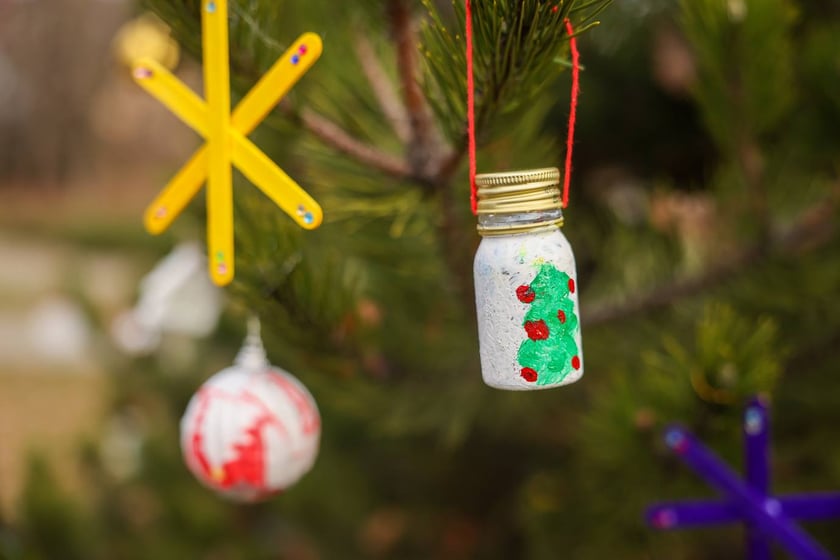 Dzieci z Przedszkola nr 17 na wrocławskim Zakrzowie ubrały choinkę w Parku Jedności - 18.12.2024