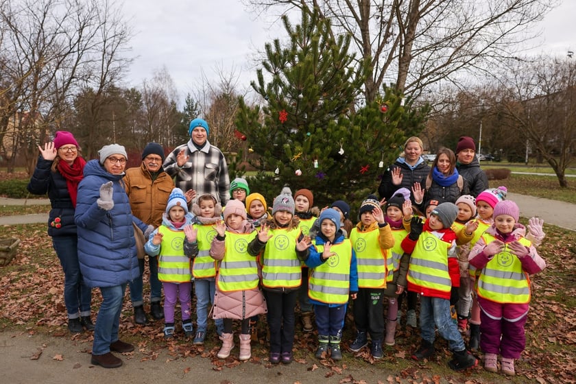 Dzieci z Przedszkola nr 17 na wrocławskim Zakrzowie ubrały choinkę w Parku Jedności - 18.12.2024