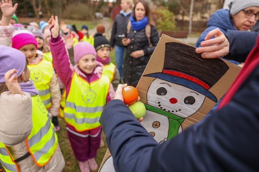 Dzieci z Przedszkola nr 17 na wrocławskim Zakrzowie ubrały choinkę w Parku Jedności - 18.12.2024