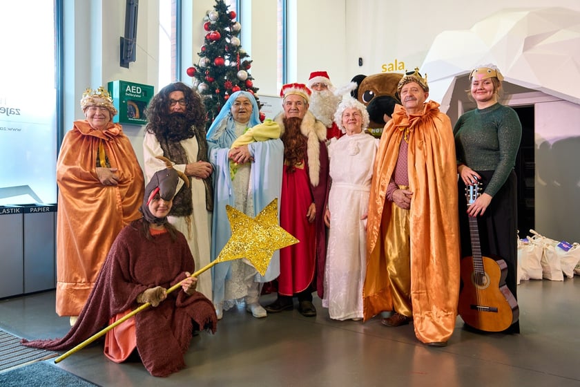 Paczki Dobrych Relacji w miłej, świątecznej atmosferze, podopieczni MPOS-u odebrali w Centrum Historii Zajezdnia