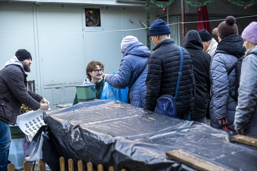 Akcja rozdawaniu kubłów na bioodpady - Targowisko ul. Ptasia 21.12.2024