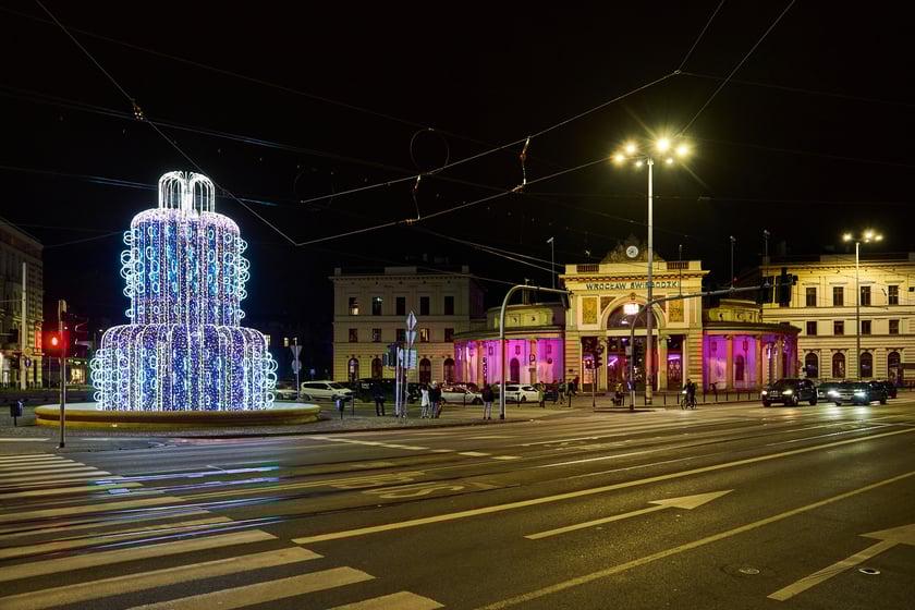 Świąteczne iluminacje we Wrocławiu. Fontanna na pl. Orląt Lwowskich