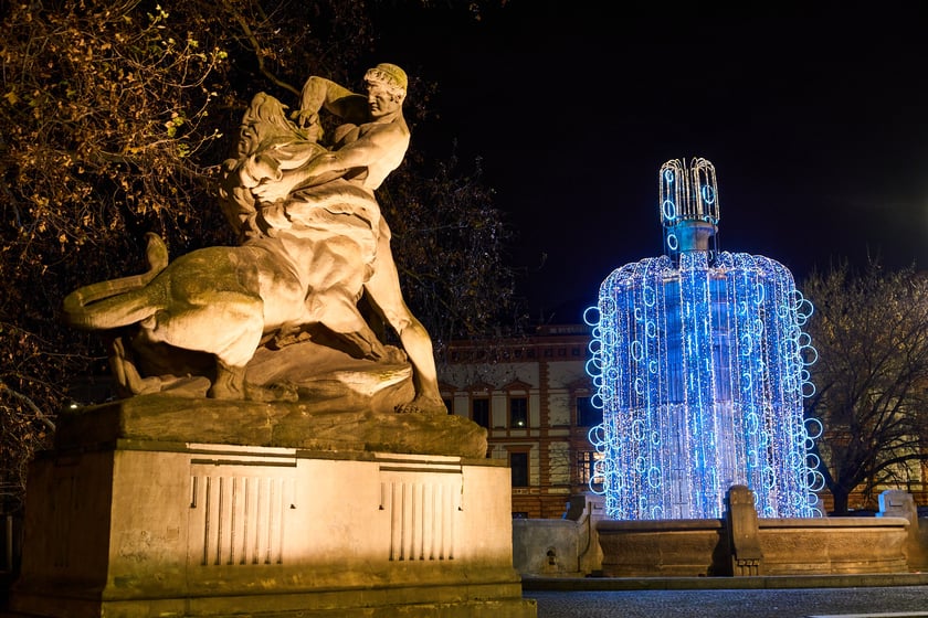 Świąteczne iluminacje we Wrocławiu. Fontanna na pl. Jana Pawła II