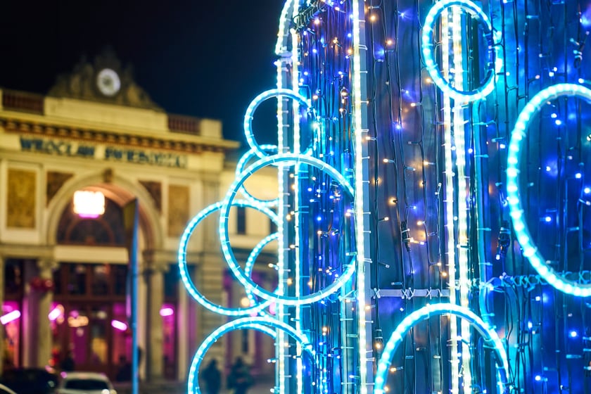 Świąteczne iluminacje we Wrocławiu. Fontanna na pl. Orląt Lwowskich