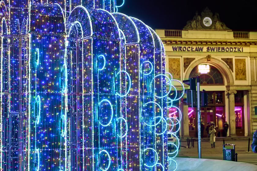 Świąteczne iluminacje we Wrocławiu. Fontanna na pl. Orląt Lwowskich