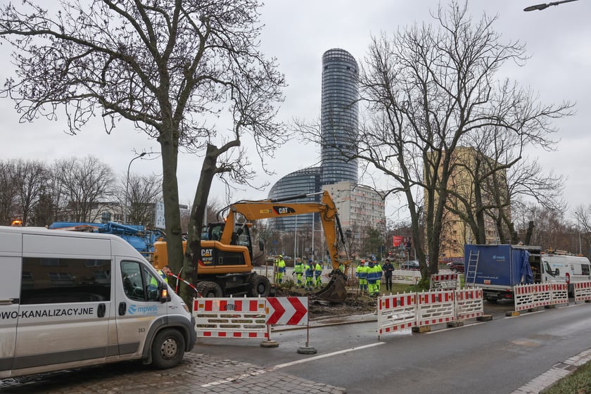 Awaria magistrali wodociągowej przy ul. Zaporoskiej, na miejscu pracują ekipy MPWiK