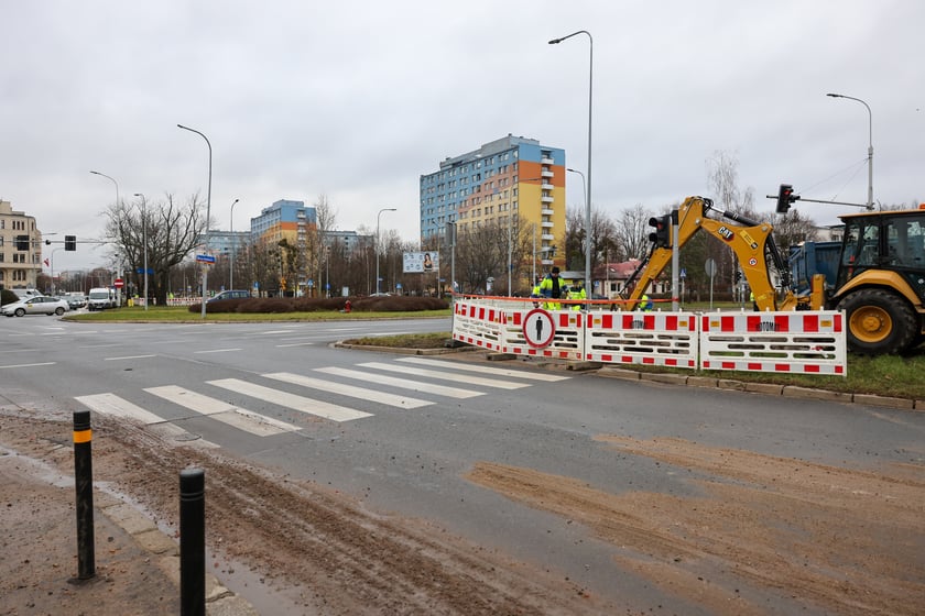 Awaria magistrali wodociągowej przy ul. Zaporoskiej, na miejscu pracują ekipy MPWiK