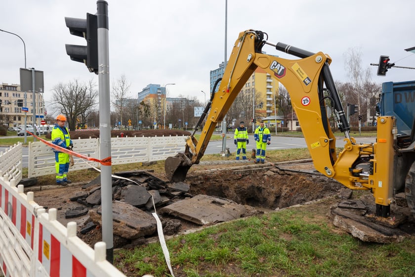 Awaria magistrali wodociągowej przy ul. Zaporoskiej, na miejscu pracują ekipy MPWiK