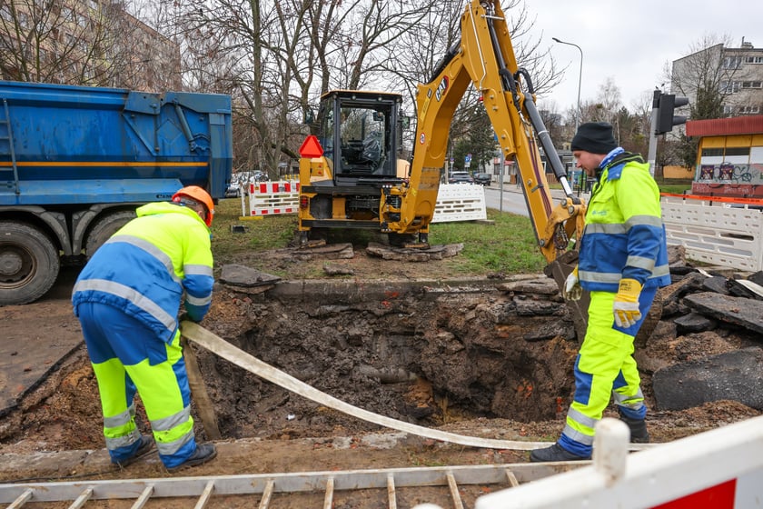 Awaria magistrali wodociągowej przy ul. Zaporoskiej, na miejscu pracują ekipy MPWiK