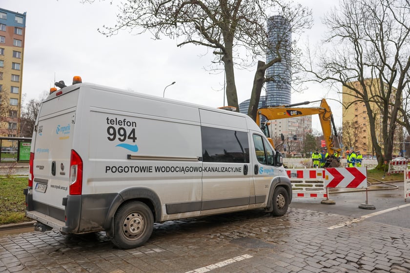 Awaria magistrali wodociągowej przy ul. Zaporoskiej, na miejscu pracują ekipy MPWiK