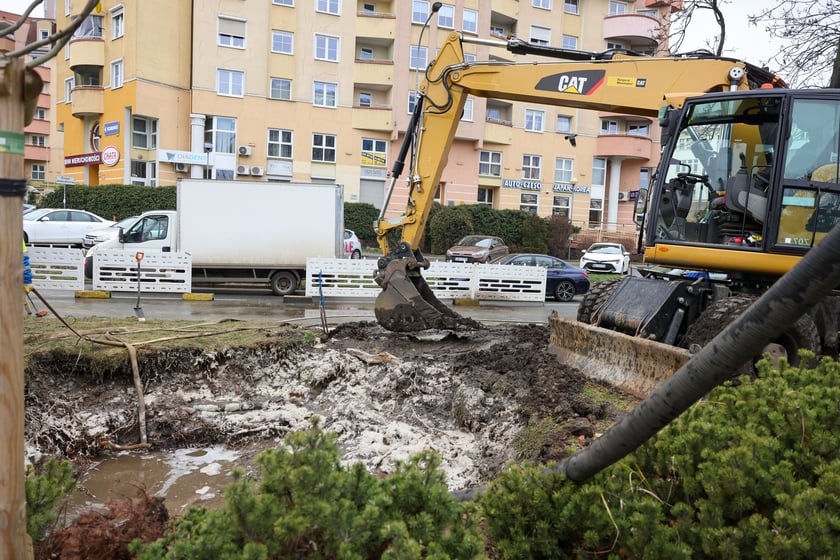 Awaria magistrali wodociągowej przy ul. Zaporoskiej, na miejscu pracują ekipy MPWiK