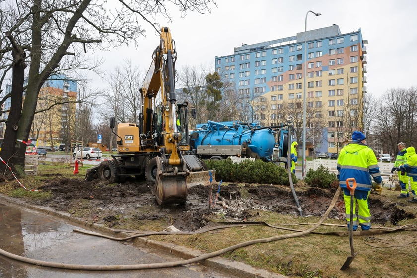 Awaria magistrali wodociągowej przy ul. Zaporoskiej, na miejscu pracują ekipy MPWiK