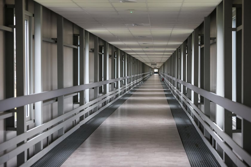 Zakład produkcji wody w Mokrym Dworze - korytarz, dzięki kt&oacute;remu w okresie powodzi pracownicy mogli przemieszczać się między budynkami kompleksu.