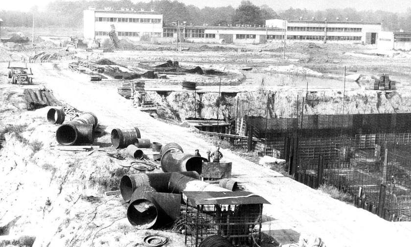 Budowa zakłądu w 1982 roku.