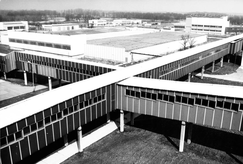 Nowowybudowany system korytarzy w 1982 roku łączył wszystkie budynki kompleksu.