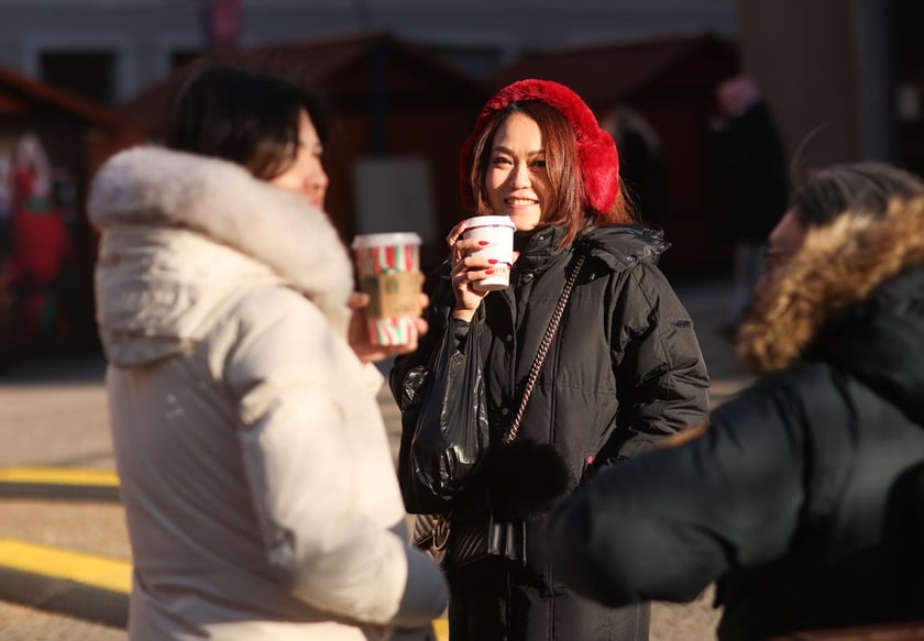 Jarmark Bożonarodzeniowy we Wrocławiu. Spacerowiecze w drugi dzień świąt Bożego Narodzenia