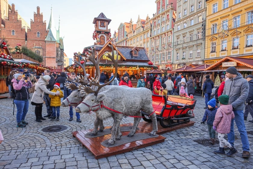 Jarmark Bożonarodzeniowy we Wrocławiu. Spacerowiecze w drugi dzień świąt Bożego Narodzenia