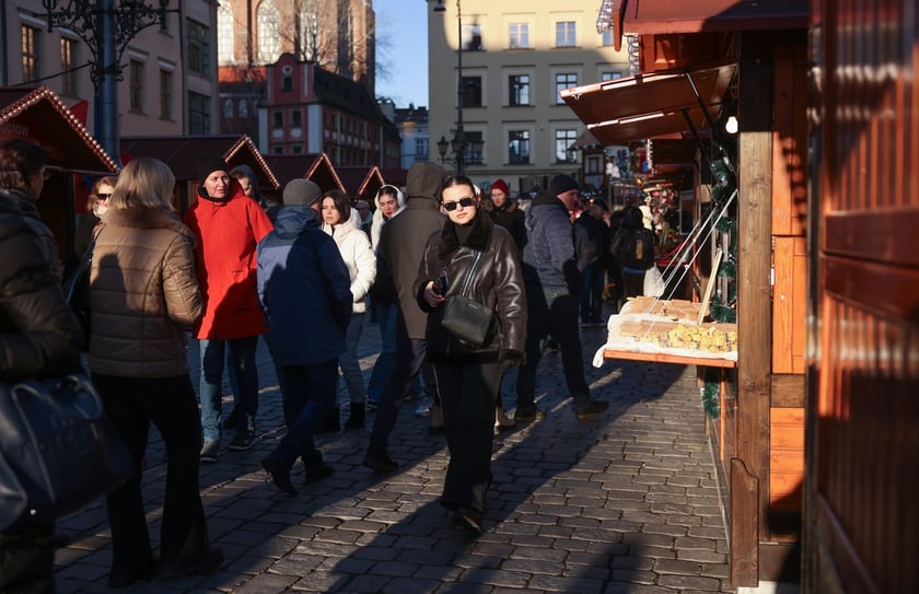 Jarmark Bożonarodzeniowy we Wrocławiu. Spacerowiecze w drugi dzień świąt Bożego Narodzenia
