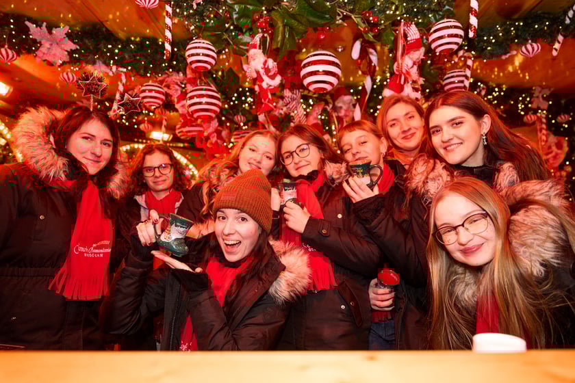 Sylwester 2024/2025 na wrocławskim Jarmarku Bożonarodzeniowym. Magiczne zdjęcia z Rynku