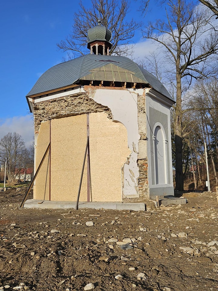 Przed zimą zabezpieczono r&oacute;wnież kaplicę św. Onufrego w Stroniu Śląskim.
